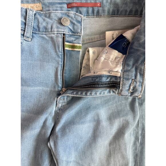 Anthropologie Pilcro Tulip Mid-Rise Flare Light Wash Stretchy Jeans Size 26 - Picture 9 of 11